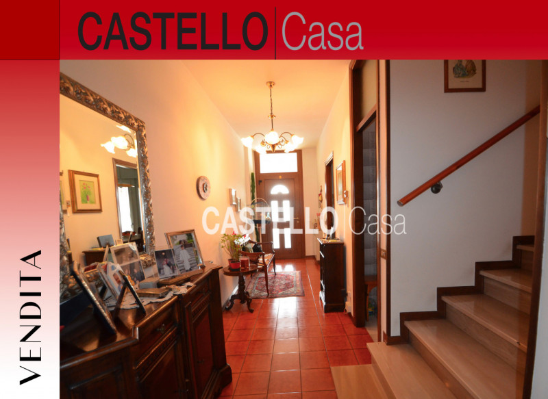 Questa porzione centrale di casa a schiera è un'opportunità imperdibile per chi cerca comfort e i...