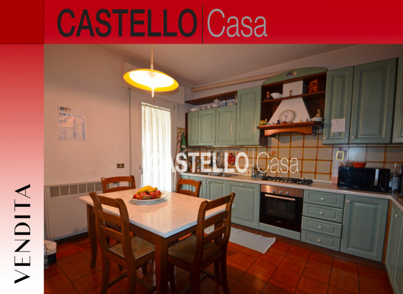 Questa porzione centrale di casa a schiera è un'opportunità imperdibile per chi cerca comfort e i...