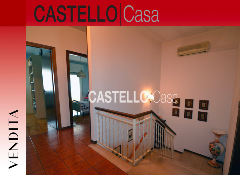 Questa porzione centrale di casa a schiera è un'opportunità imperdibile per chi cerca comfort e i...