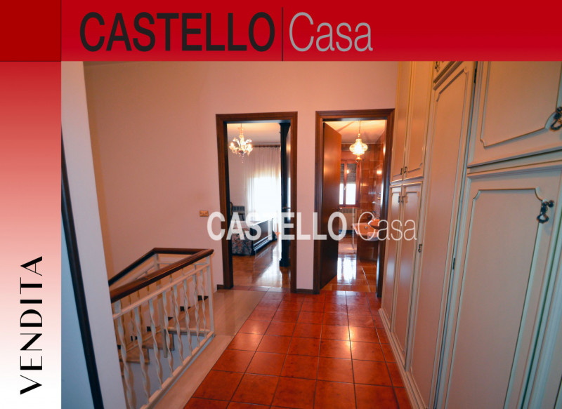 Questa porzione centrale di casa a schiera è un'opportunità imperdibile per chi cerca comfort e i...