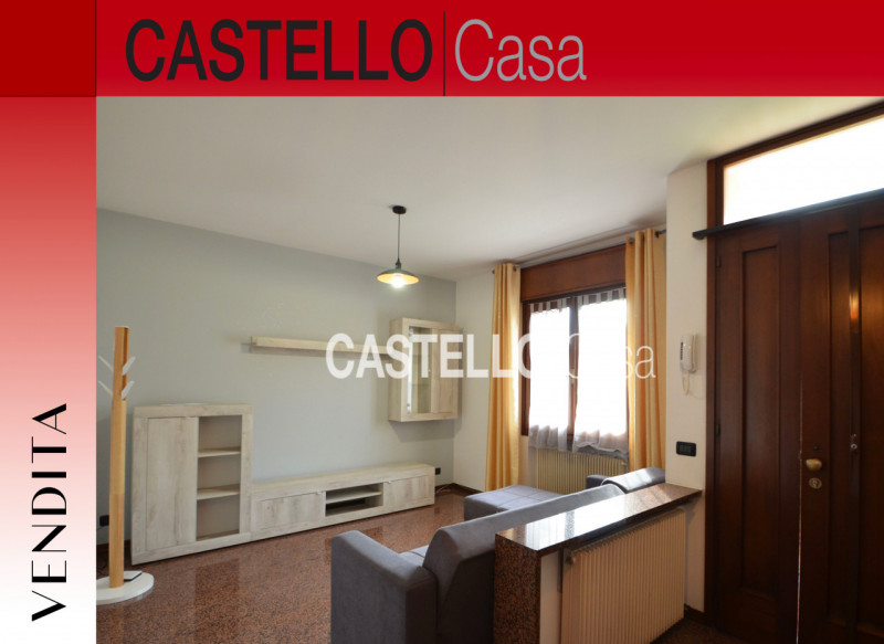 Scopri questa incantevole porzione centrale di casa a schiera, situata in un tranquillo quartiere...