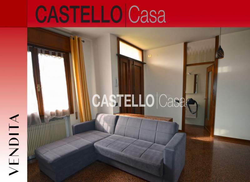 Scopri questa incantevole porzione centrale di casa a schiera, situata in un tranquillo quartiere...