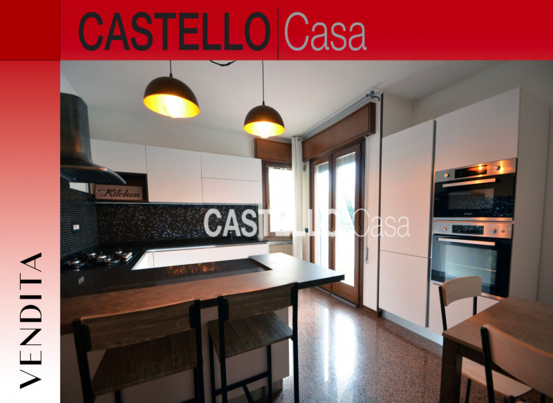 Scopri questa incantevole porzione centrale di casa a schiera, situata in un tranquillo quartiere...