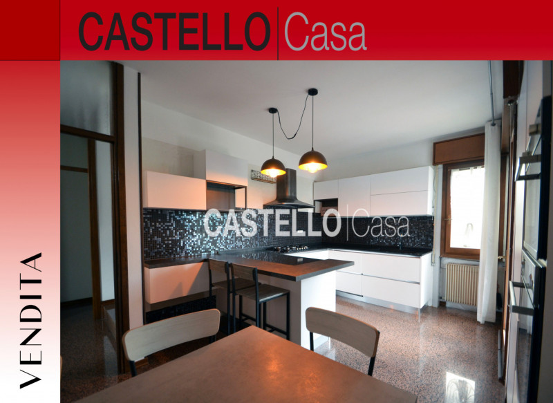 Scopri questa incantevole porzione centrale di casa a schiera, situata in un tranquillo quartiere...