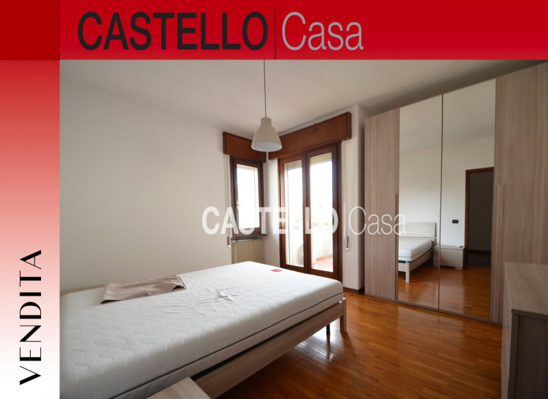 Scopri questa incantevole porzione centrale di casa a schiera, situata in un tranquillo quartiere...