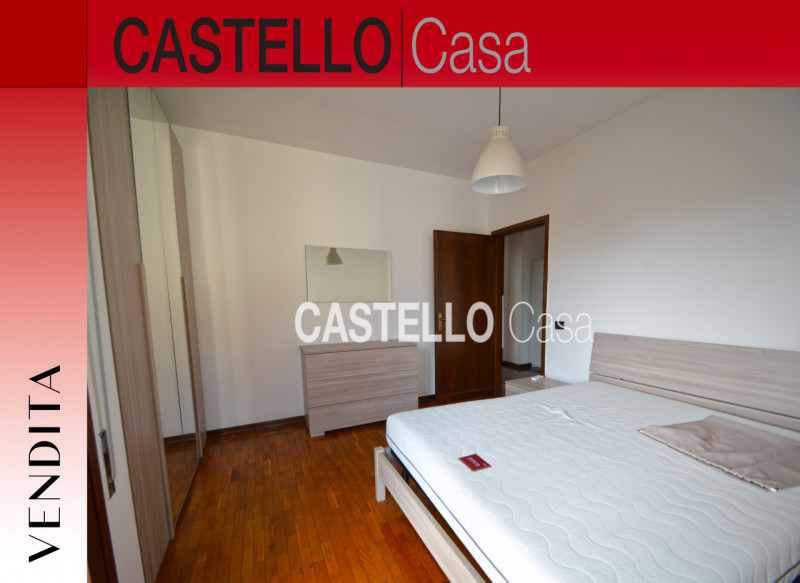 Scopri questa incantevole porzione centrale di casa a schiera, situata in un tranquillo quartiere...