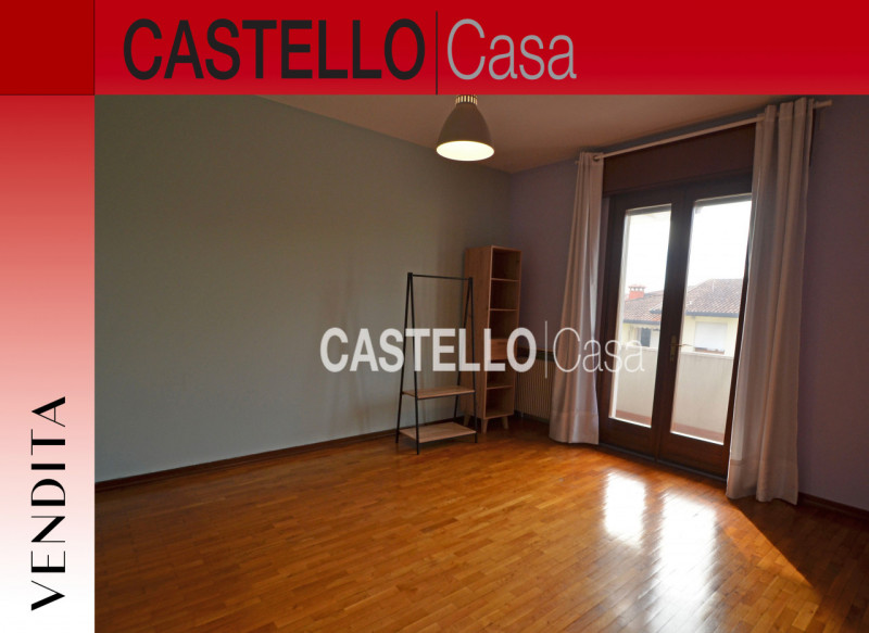 Scopri questa incantevole porzione centrale di casa a schiera, situata in un tranquillo quartiere...