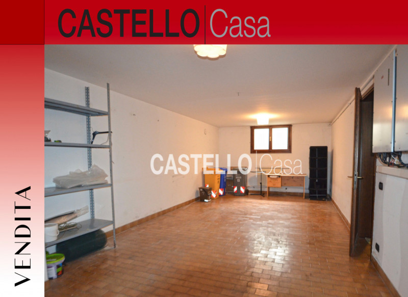 Scopri questa incantevole porzione centrale di casa a schiera, situata in un tranquillo quartiere...