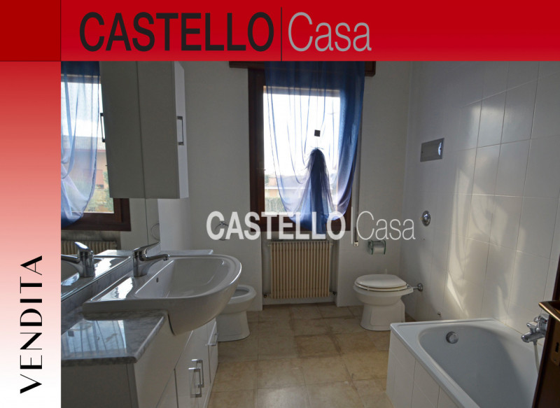 Scopri questa incantevole porzione centrale di casa a schiera, situata in un tranquillo quartiere...