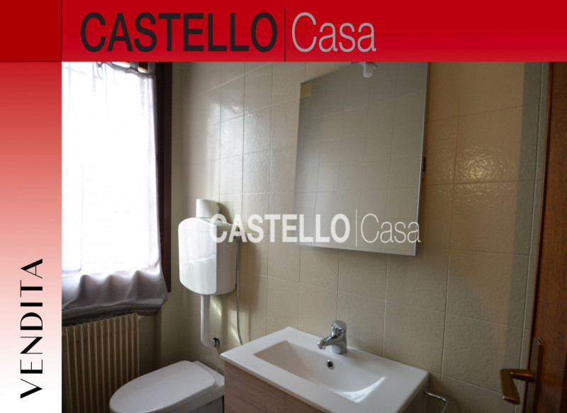 Scopri questa incantevole porzione centrale di casa a schiera, situata in un tranquillo quartiere...