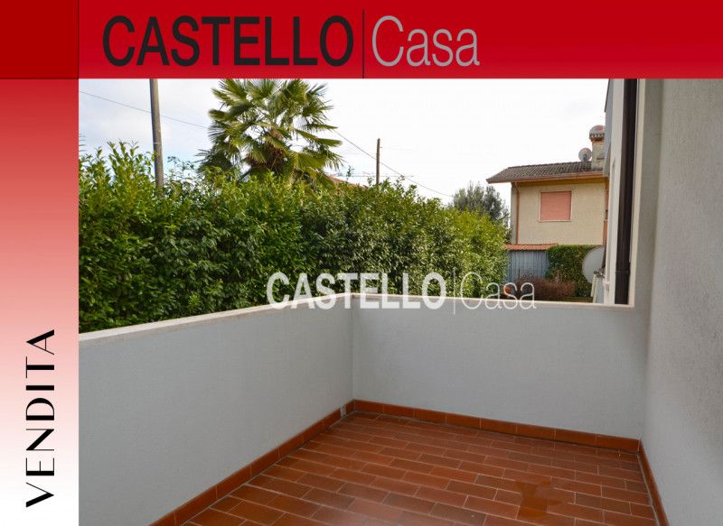 Scopri questa incantevole porzione centrale di casa a schiera, situata in un tranquillo quartiere...