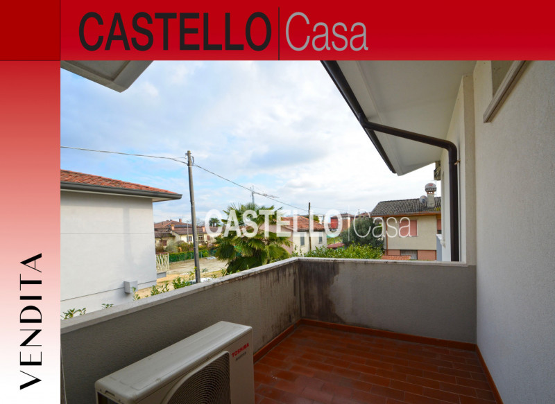 Scopri questa incantevole porzione centrale di casa a schiera, situata in un tranquillo quartiere...