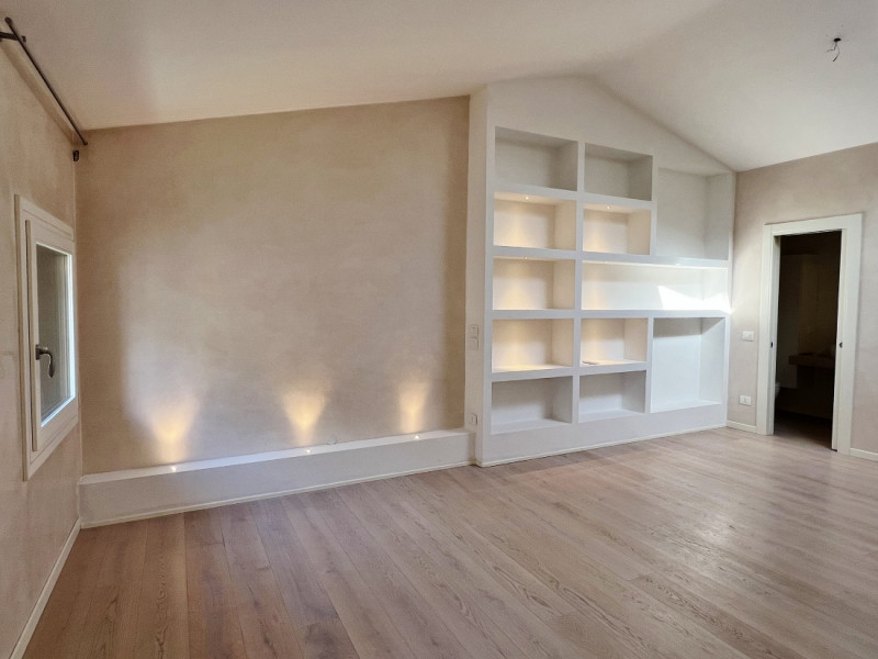 RECENTE MANSARDA BICAMERE ULTIMO PIANO CON POSTO AUTO COPERTO - Rif. 8354
All'interno di un palaz...