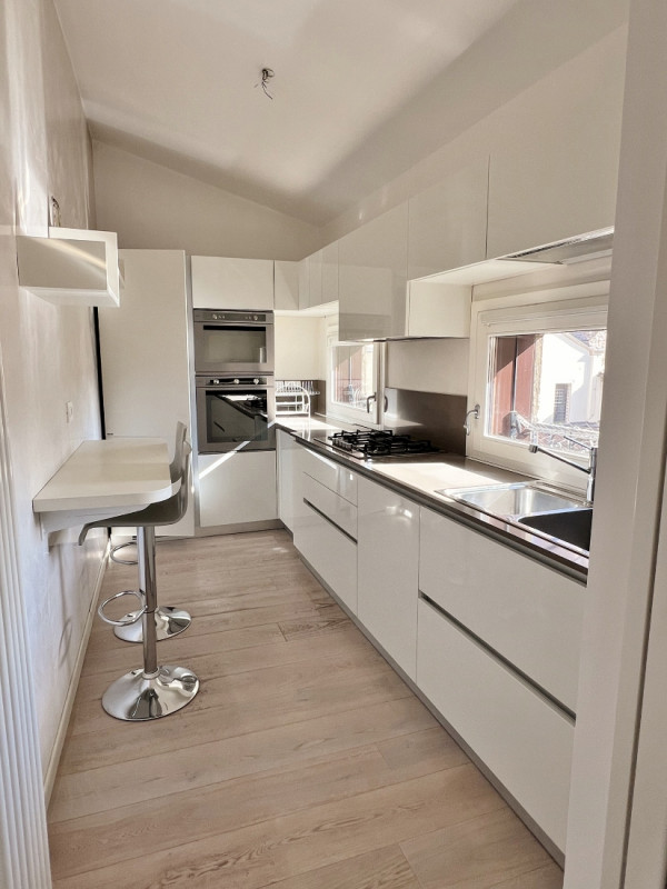 RECENTE MANSARDA BICAMERE ULTIMO PIANO CON POSTO AUTO COPERTO - Rif. 8354
All'interno di un palaz...