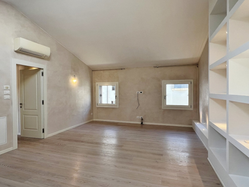 RECENTE MANSARDA BICAMERE ULTIMO PIANO CON POSTO AUTO COPERTO - Rif. 8354
All'interno di un palaz...