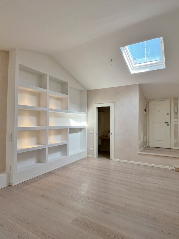 RECENTE MANSARDA BICAMERE ULTIMO PIANO CON POSTO AUTO COPERTO - Rif. 8354
All'interno di un palaz...