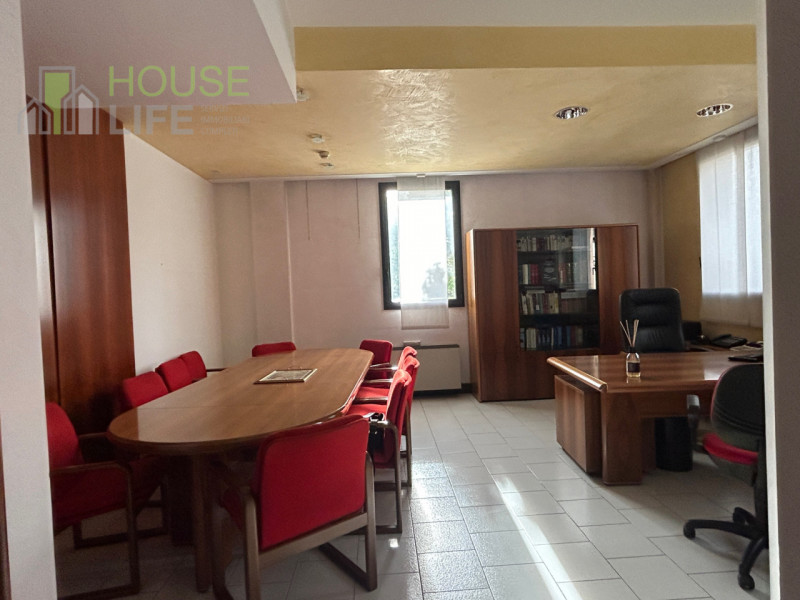 SCHIO-zona industriale: UFFICIO direzionale di mq 100 circa situato al piano terra, ripostiglio, ...