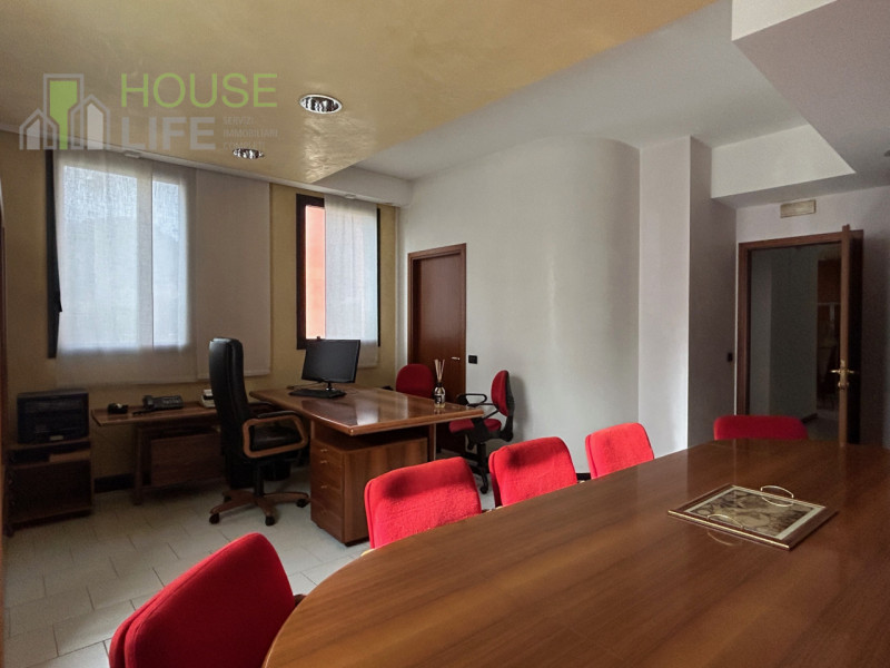 SCHIO-zona industriale: UFFICIO direzionale di mq 100 circa situato al piano terra, ripostiglio, ...