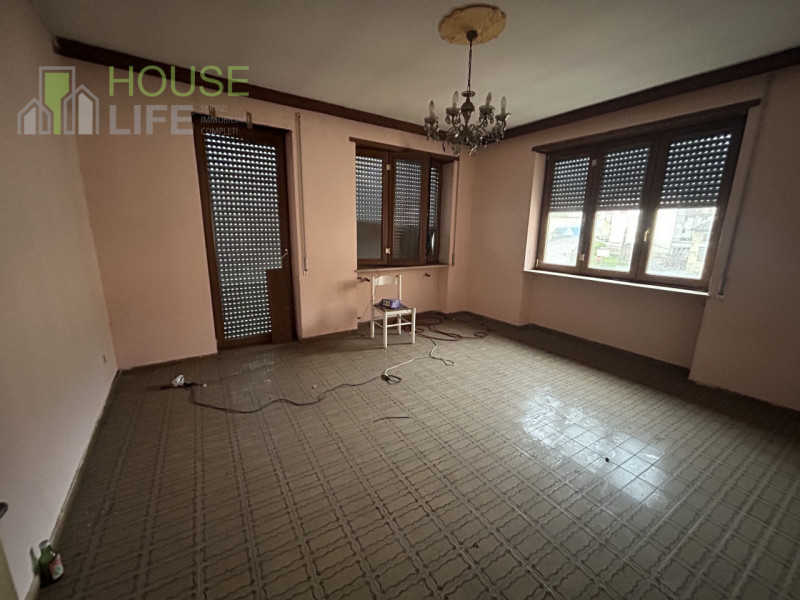 VALLI DEL PASUBIO: in posizione centrale, CASA SINGOLA composta da un tricamere al primo piano, n...