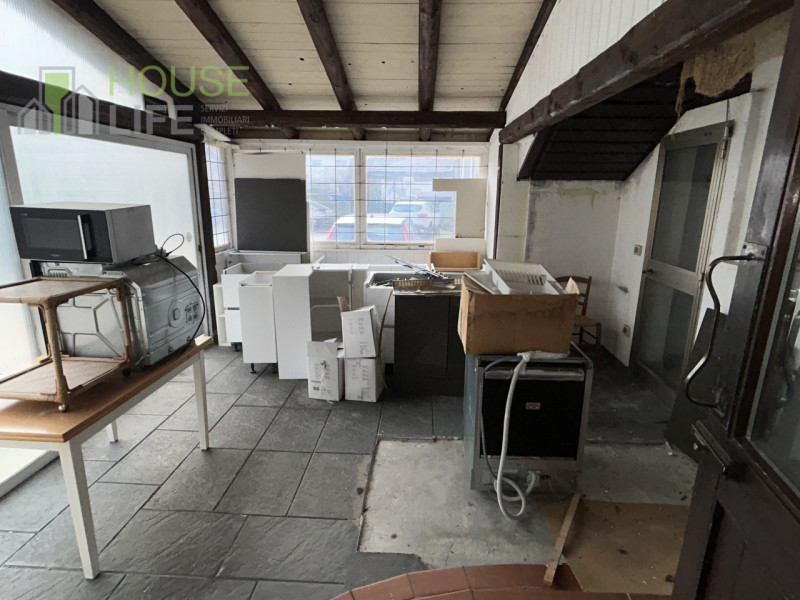 TORREBELVICINO: APPARTAMENTO BICAMERE attualmente locato al primo piano con grande locale commerc...