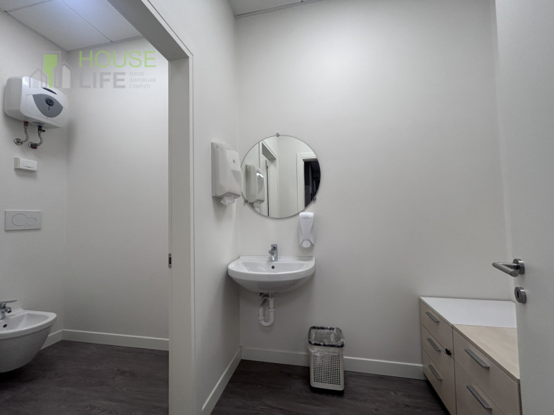 ZANE' - ZONA DIREZIONALE - COMMERCIALE DI PREGIO: Locale direzionale di mq 130 circa situato al p...