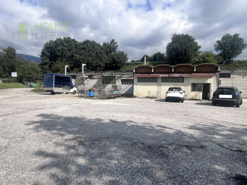 LUGO DI VICENZA: VENDIAMO CAPANNONE ARTIGIANALE / INDUSTRIALE AFFIANCATO da un lato di mq 650 cir...