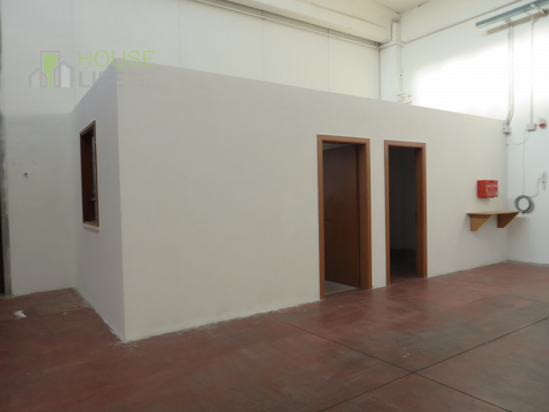 SCHIO - Z.I: CAPANNONE INDUSTRIALE di mq 1.000 circa H 6,00 mt con impianti, con terreno esterno ...