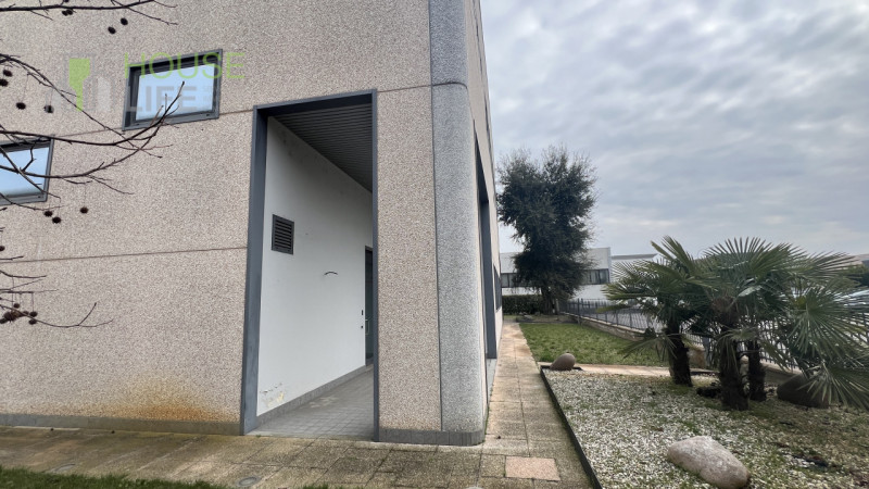 VERONA-MINERBE: Z.I. Capannone artigianale - industriale di 3.830 mq, suddivisa in un piano terra...