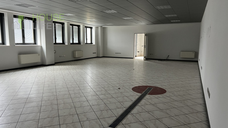 VERONA-MINERBE: Z.I. Capannone artigianale - industriale di 3.830 mq, suddivisa in un piano terra...