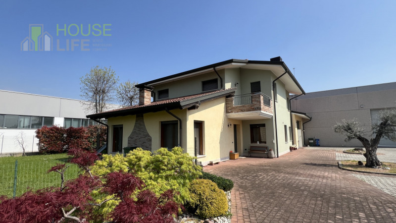 VERONA-MINERBE: Z.I. Capannone artigianale - industriale di 3.830 mq, suddivisa in un piano terra...