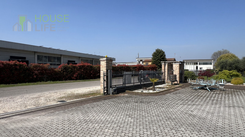 VERONA-MINERBE: Z.I. Capannone artigianale - industriale di 3.830 mq, suddivisa in un piano terra...