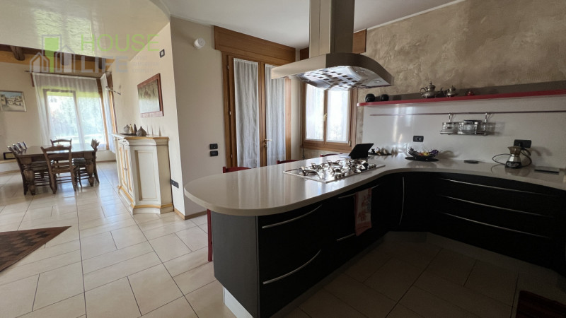 VERONA-MINERBE: Z.I. Capannone artigianale - industriale di 3.830 mq, suddivisa in un piano terra...