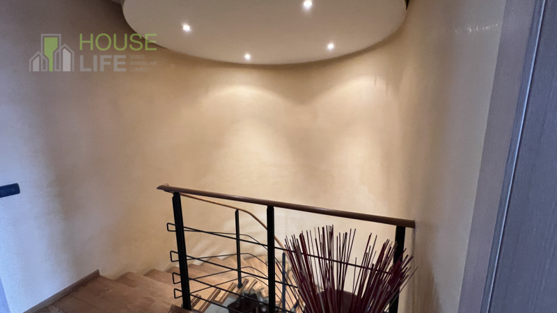 VERONA-MINERBE: Z.I. Capannone artigianale - industriale di 3.830 mq, suddivisa in un piano terra...