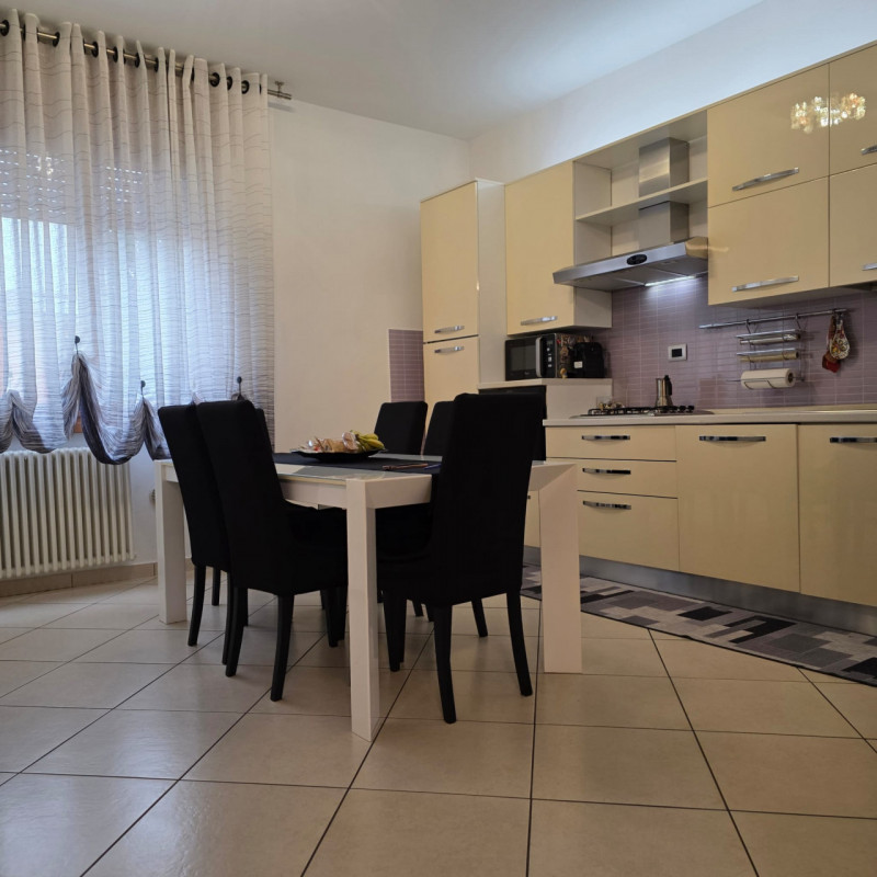 disponibile in centro Lonigo, al piano rialzato, appartamento completamente ristrutturato compost...