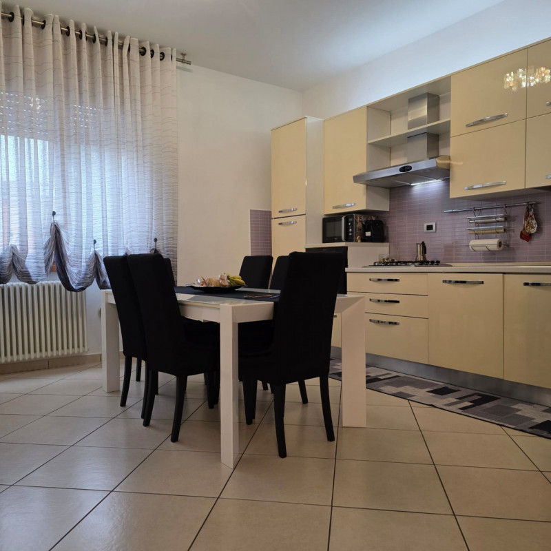 disponibile in centro Lonigo, al piano rialzato, appartamento completamente ristrutturato compost...