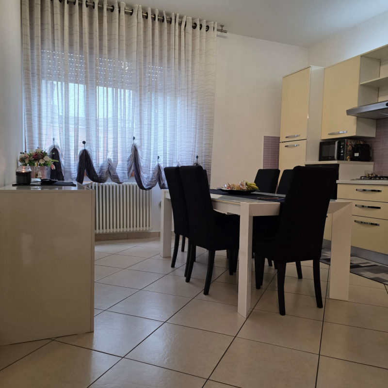 disponibile in centro Lonigo, al piano rialzato, appartamento completamente ristrutturato compost...