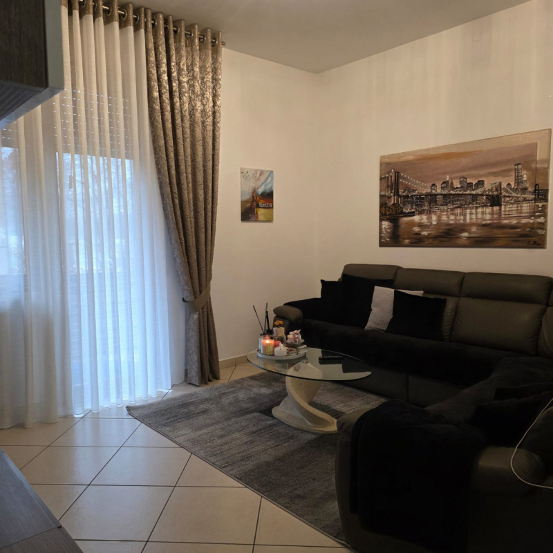 disponibile in centro Lonigo, al piano rialzato, appartamento completamente ristrutturato compost...