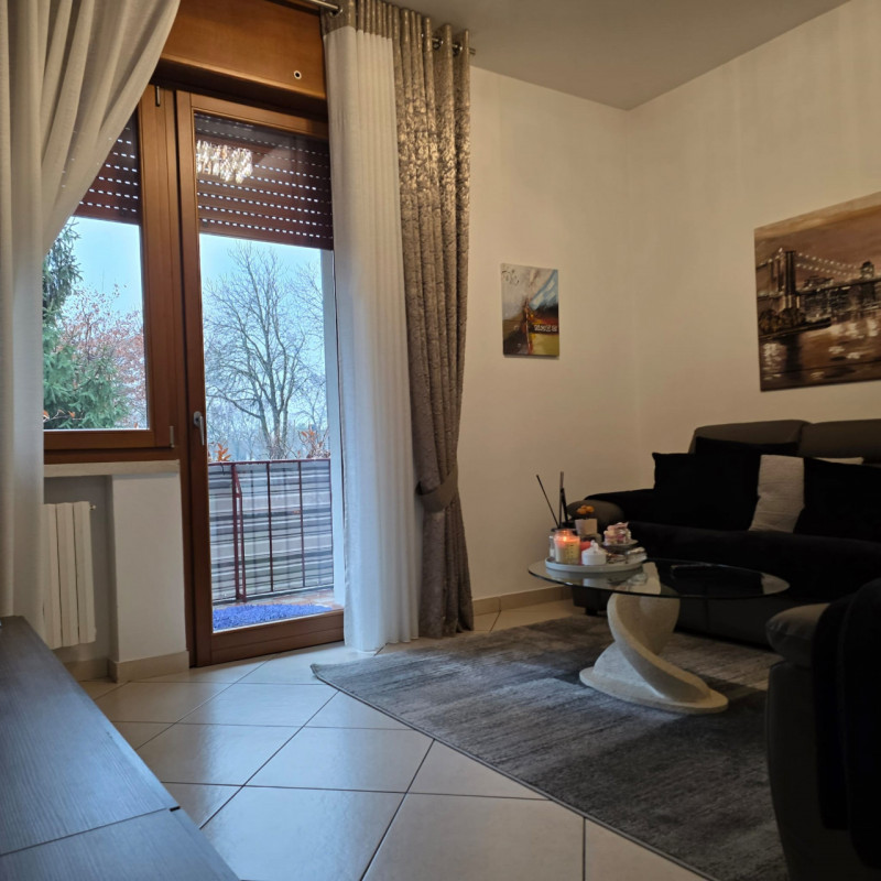 disponibile in centro Lonigo, al piano rialzato, appartamento completamente ristrutturato compost...