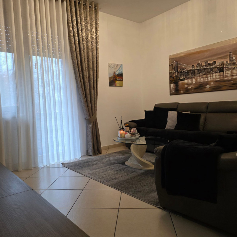 disponibile in centro Lonigo, al piano rialzato, appartamento completamente ristrutturato compost...