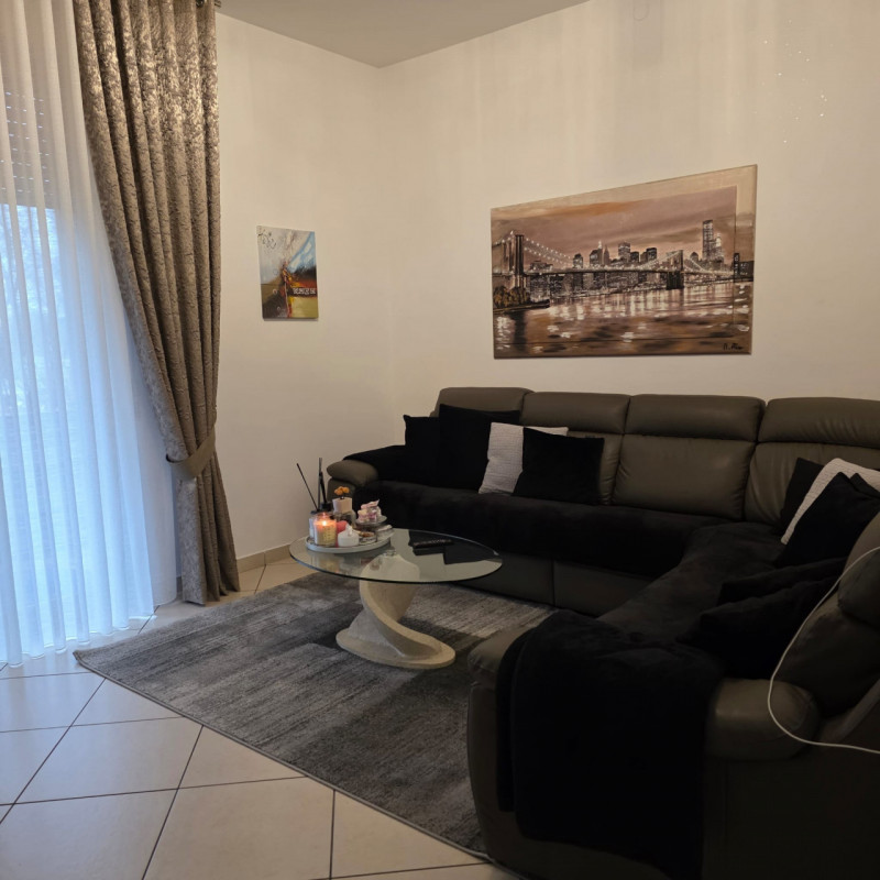 disponibile in centro Lonigo, al piano rialzato, appartamento completamente ristrutturato compost...