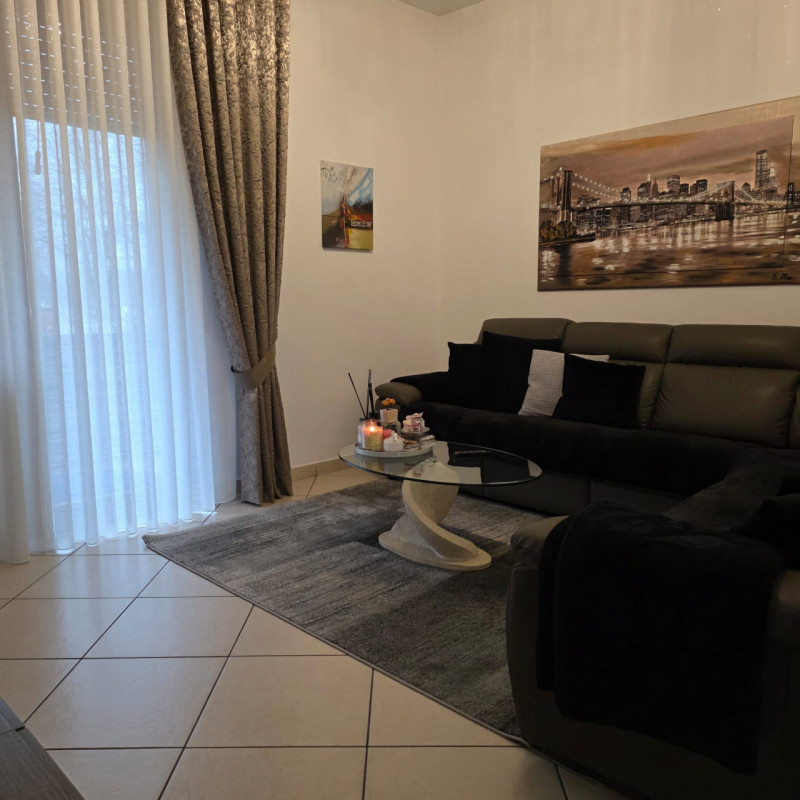 disponibile in centro Lonigo, al piano rialzato, appartamento completamente ristrutturato compost...