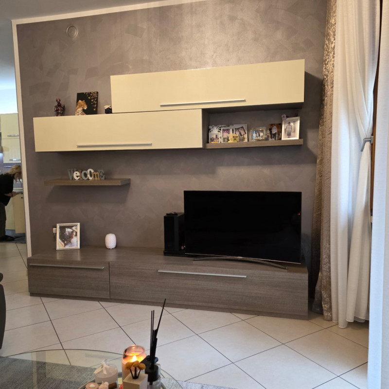 disponibile in centro Lonigo, al piano rialzato, appartamento completamente ristrutturato compost...