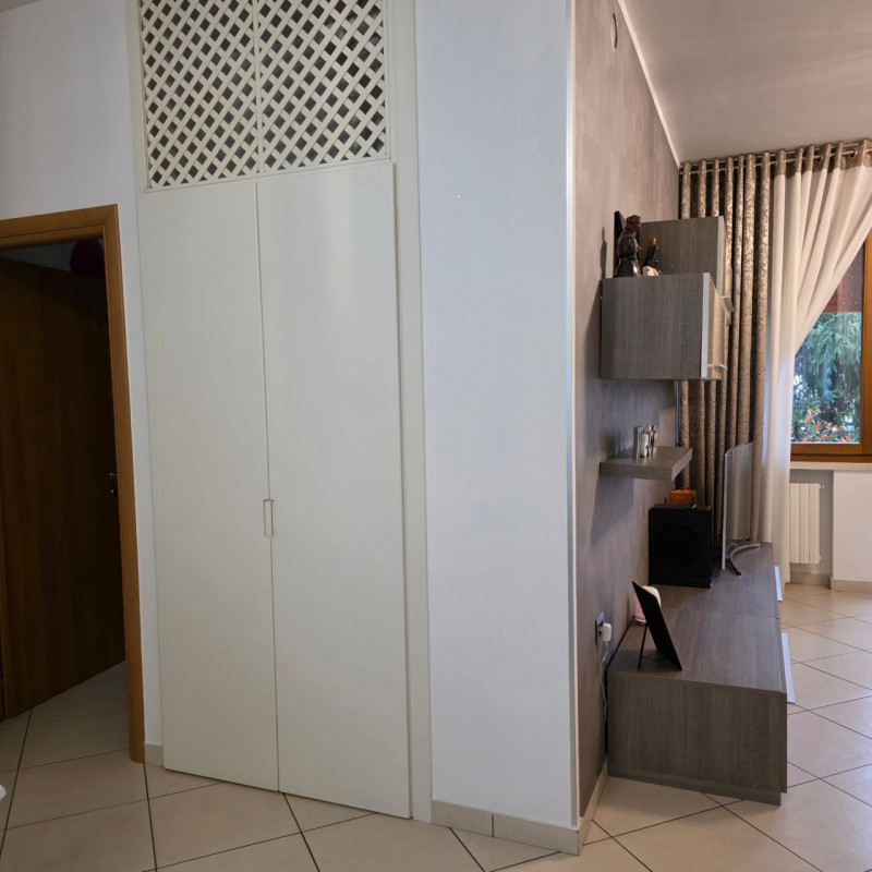 disponibile in centro Lonigo, al piano rialzato, appartamento completamente ristrutturato compost...