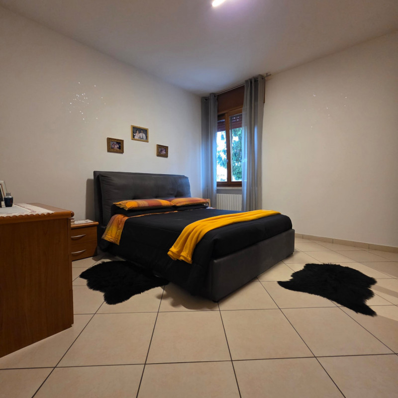 disponibile in centro Lonigo, al piano rialzato, appartamento completamente ristrutturato compost...