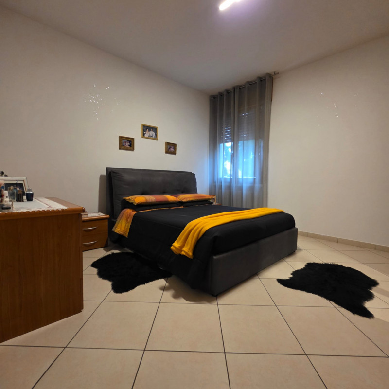 disponibile in centro Lonigo, al piano rialzato, appartamento completamente ristrutturato compost...