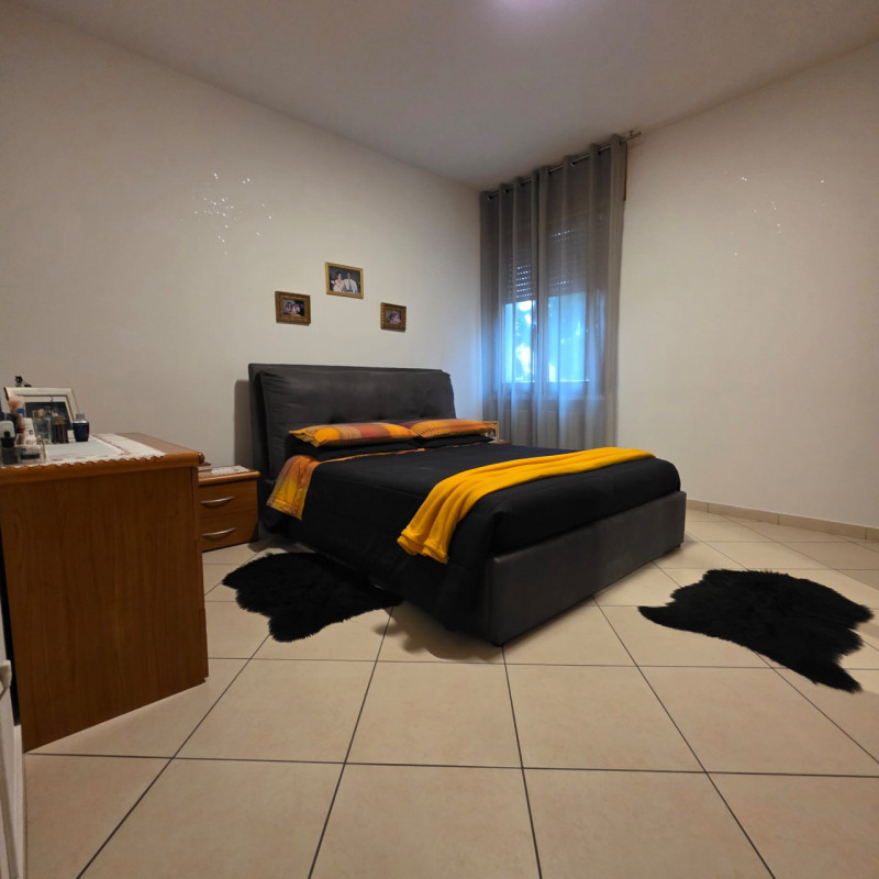 disponibile in centro Lonigo, al piano rialzato, appartamento completamente ristrutturato compost...