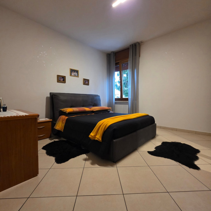 disponibile in centro Lonigo, al piano rialzato, appartamento completamente ristrutturato compost...