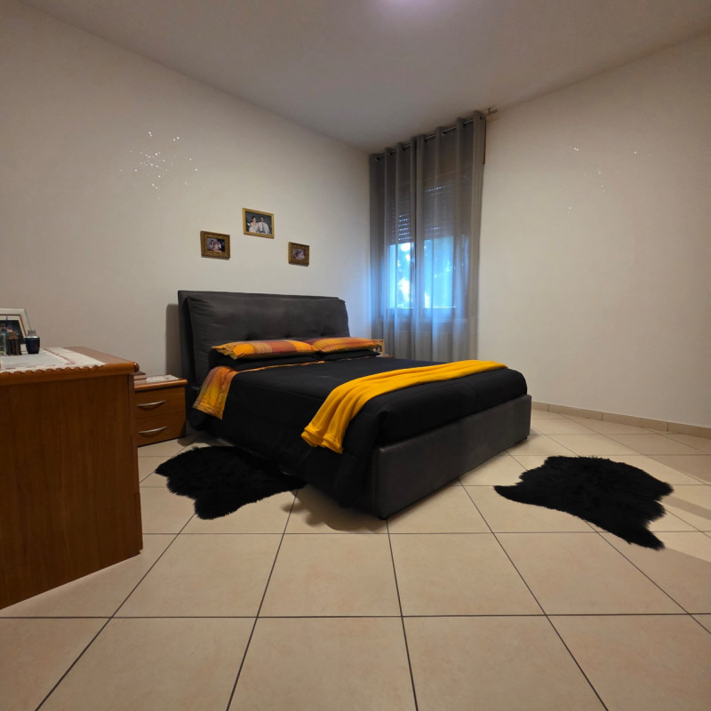 disponibile in centro Lonigo, al piano rialzato, appartamento completamente ristrutturato compost...