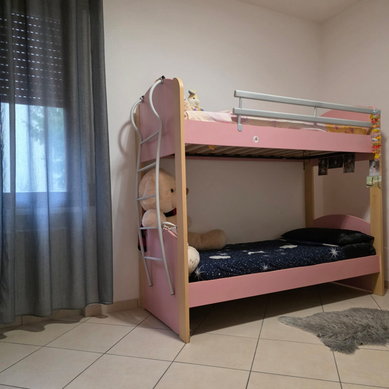 disponibile in centro Lonigo, al piano rialzato, appartamento completamente ristrutturato compost...