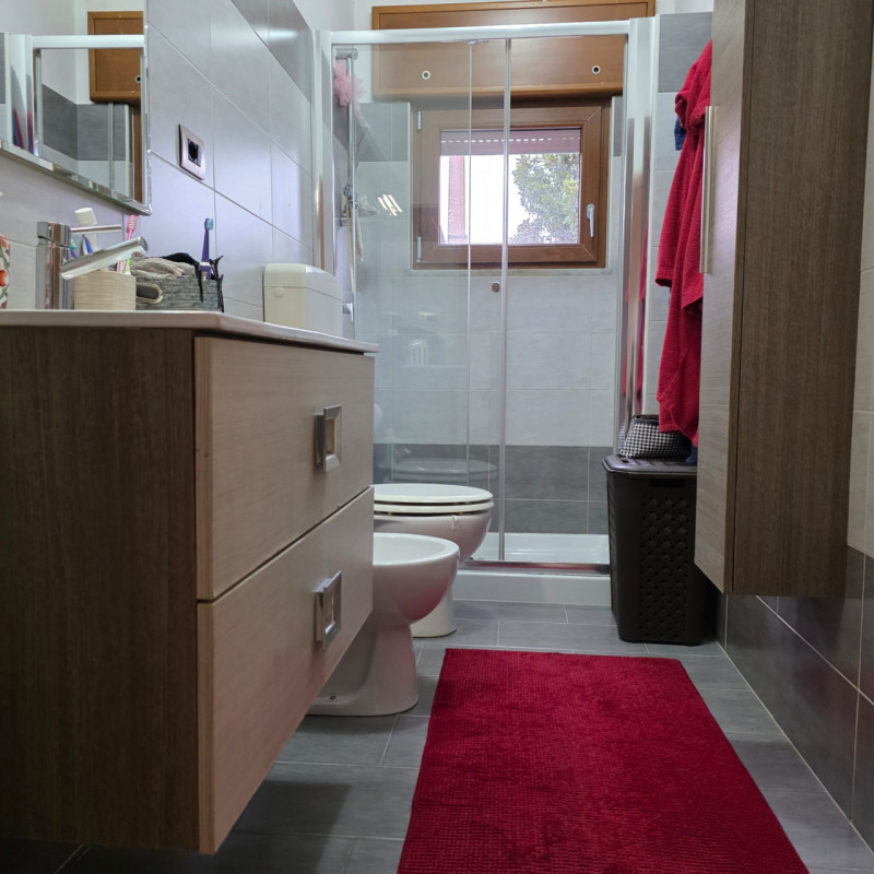 disponibile in centro Lonigo, al piano rialzato, appartamento completamente ristrutturato compost...